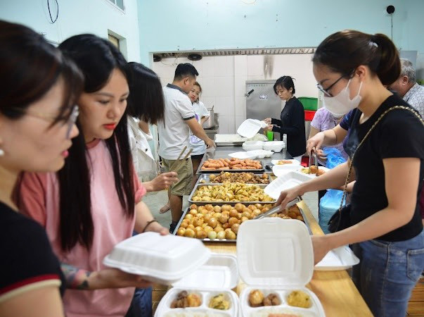 Ha Noi: Am long voi quan com 2000 danh cho benh nhan ung thu