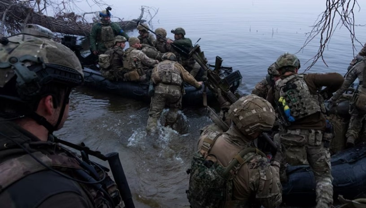 Lính Ukraine rút lui khỏi Kursk, quân Nga vẫn truy đuổi suốt 2 km - Hình 12 Linh Ukraine rut lui khoi Kursk, quan Nga van truy duoi suot 2 km-Hinh-12