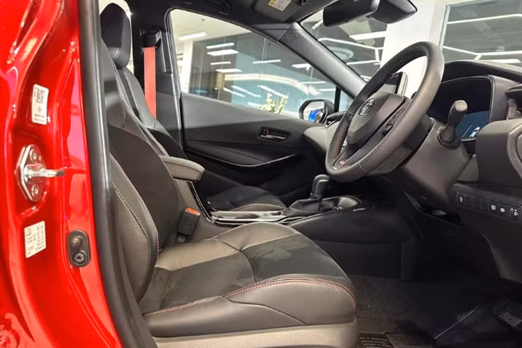 Can canh Toyota Corolla Altis GR Sport 2025 hon 834 trieu dong-Hinh-4