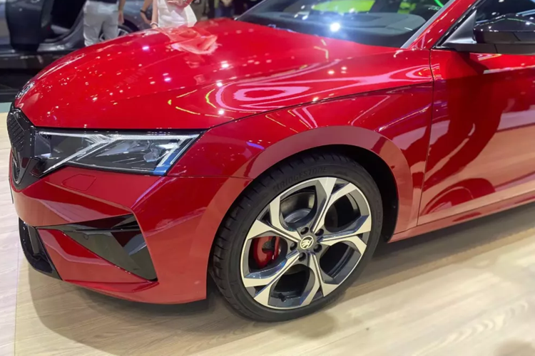 Ở ngoại hình, Skoda Octavia 2025 bản RS tạo sự khác biệt bằng cản trước/sau hầm hố hơn, khe gió hình tam giác trên đầu xe và 2 ống xả phía sau. Hệ thống treo thể thao giúp bản RS sở hữu khoảng sáng gầm thấp hơn 15 mm so với các bản còn lại.