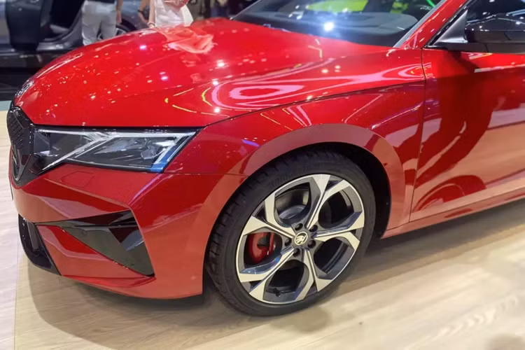 Ở ngoại hình, Skoda Octavia 2025 bản RS tạo sự khác biệt bằng cản trước/sau hầm hố hơn, khe gió hình tam giác trên đầu xe và 2 ống xả phía sau. Hệ thống treo thể thao giúp bản RS sở hữu khoảng sáng gầm thấp hơn 15 mm so với các bản còn lại.