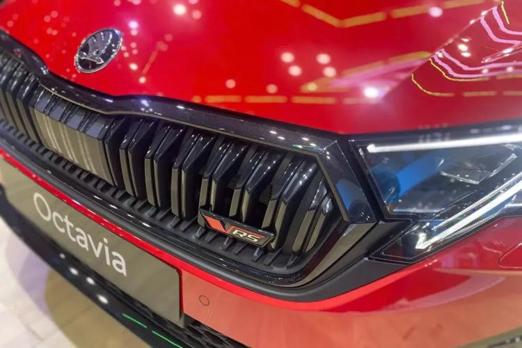 Ở bản mới nhất, Skoda Octavia 2025 được bổ sung cụm đèn pha phức tạp hơn và cản trước tái thiết kế, tích hợp khe gió cao hơn trước. Đèn pha LED Matrix “Crystallinium” hiện đại hơn sẽ là trang bị tùy chọn của xe. Ngoài ra, các nhà thiết kế của thương hiệu Skoda còn cải tiến cả cản sau và tạo hình bên trong đèn hậu của mẫu xe hạng C này.