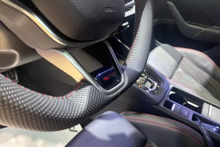 Riêng bản Skoda Octavia RS 2025 sẽ đi kèm ghế theo phong cách xe đua, ôm lấy thân người ngồi, chất liệu da lộn màu đen, chỉ khâu đỏ tương phản, những chi tiết ốp giả sợi carbon, bộ bàn đạp ốp nhôm và vô lăng 3 chấu, có logo RS.
