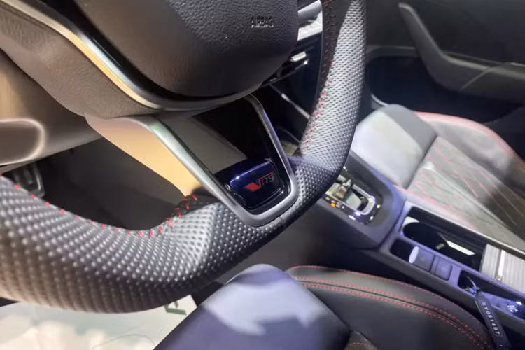 Riêng bản Skoda Octavia RS 2025 sẽ đi kèm ghế theo phong cách xe đua, ôm lấy thân người ngồi, chất liệu da lộn màu đen, chỉ khâu đỏ tương phản, những chi tiết ốp giả sợi carbon, bộ bàn đạp ốp nhôm và vô lăng 3 chấu, có logo RS.