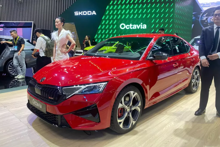 Bên cạnh Skoda Kodiaq thế hệ mới hay xe điện Enyaq iV, tại gian hàng của Skoda tại triển lãm VMS 2024, hãng xe đến từ Cộng hòa Séc còn gây bất ngờ khi trưng bày thêm chiếc xe Skoda Octavia 2025 mới nằm trong phân khúc sedan hạng C.