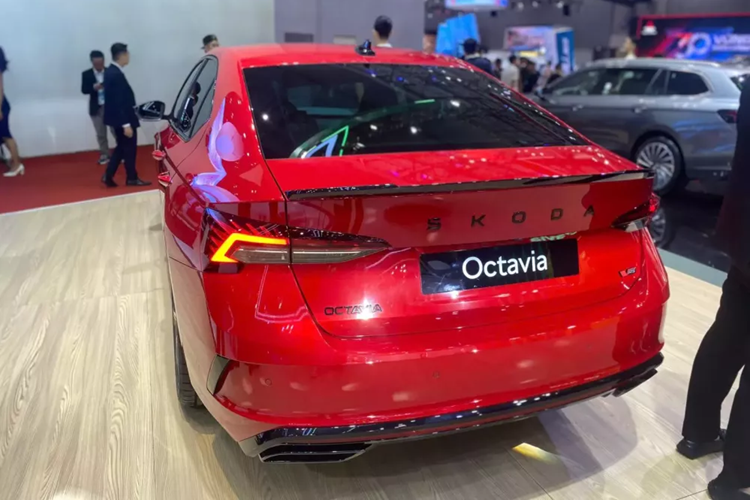 Trang bị an toàn của Skoda Octavia bản nâng cấp mới nhất sẽ được đưa vào những tính năng trợ lái nâng cao ADAS mới nhất. Xe có thêm tính năng hỗ trợ đỗ xe điều khiển từ xa, kết hợp với điều khiển bằng giọng nói Chat GPT dựa trên trí thông minh nhân tạo AI