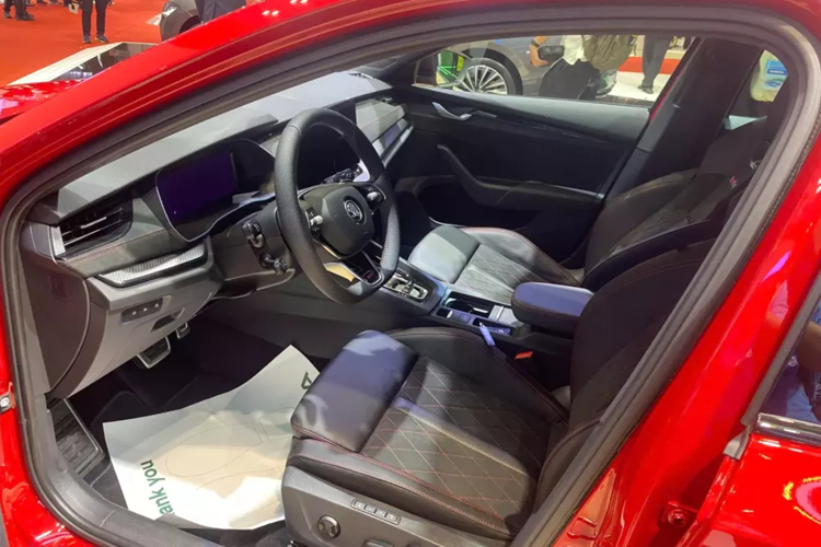 Logo RS xuất hiện khá nhiều như ở lưới tản nhiệt, đặt chếch bên phải của xe, và đuôi xe. Bên trong xe, Skoda Octavia bản nâng cấp mới nhất đã tạo ấn tượng với bảng đồng hồ kỹ thuật số và màn hình cảm ứng trung tâm tiêu chuẩn đều có kích thước 10 inch. Nếu chi thêm tiền, khách hàng có thể trang bị màn hình cảm ứng trung tâm 13 inch cho xe.