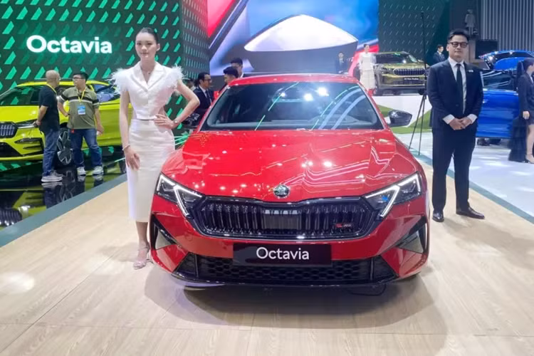 Sự góp mặt của Skoda Octavia 2025 tại Việt Nam sẽ giúp cho phân khúc sedan cỡ C thêm phần sôi động, khi trước đó, Mazda3, Honda Civic, Hyundai Elantra đã làm mưa làm gió tại đây khá lâu.