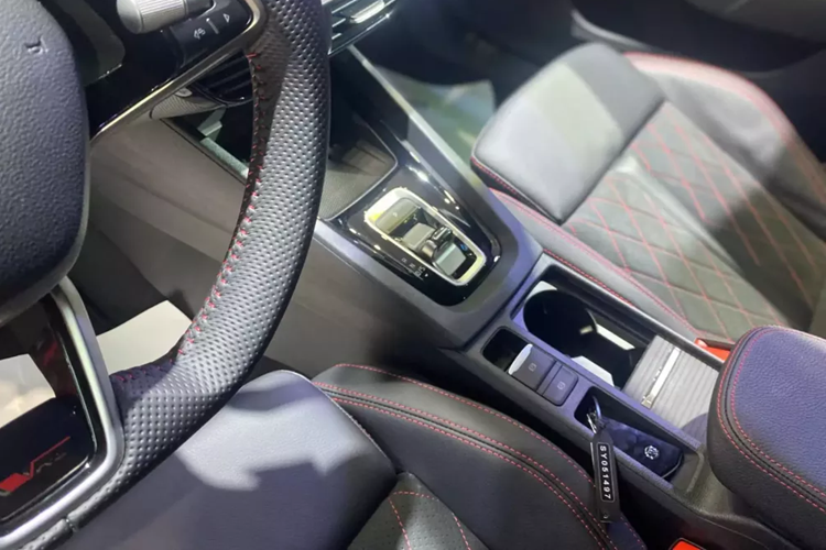 Nằm bên dưới nắp ca-pô của Skoda Octavia RS mới về Việt Nam là động cơ xăng 4 xi-lanh, tăng áp, dung tích 2.0L với công suất tối đa tăng lên 261 mã lực và mô-men xoắn cực đại 370 Nm.