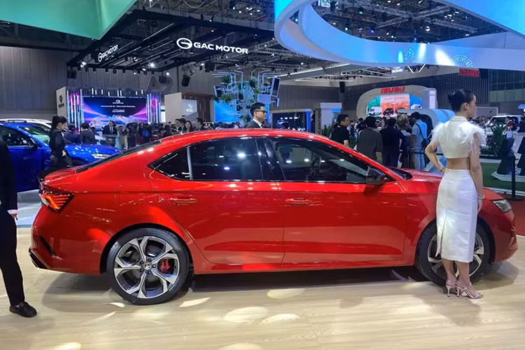 Skoda Octavia bản nâng cấp mới nhất có 2 cấu hình thân xe là sedan (Limo) và station wagon (Combi), trong đó, xe về Việt Nam trưng bày tại triển lãm VMS 2024 thuộc bản sedan, và còn là dòng RS, thể thao hơn, mạnh mẽ hơn, đương nhiên giá bán cũng cao hơn đôi chút.