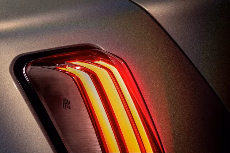 Ra mat Rolls-Royce Spectre Lunaflair sieu sang 