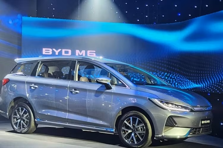 BYD M6 giá 756 triệu tại Việt Nam, đối thủ Toyota Innova Cross - Hình 4 BYD M6 gia 756 trieu tai Viet Nam, doi thu Toyota Innova Cross-Hinh-4