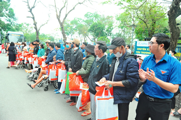 Chuyen xe yeu thuong cho benh nhan ngheo ve que an Tet-Hinh-4