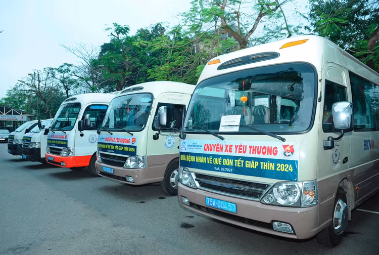 Chuyen xe yeu thuong cho benh nhan ngheo ve que an Tet