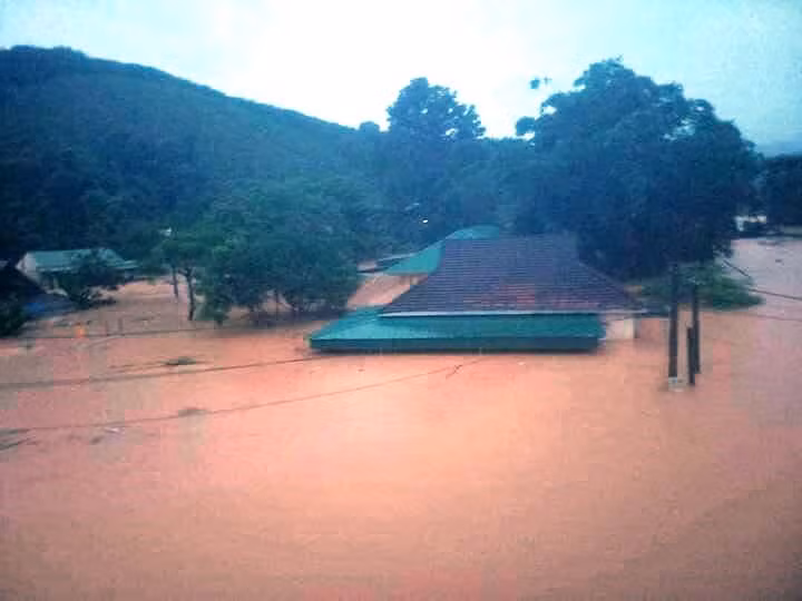 Nghệ An: Hàng ngàn ngôi nhà ngập trong biển nước Nghe An: Hang ngan ngoi nha ngap trong bien nuoc 