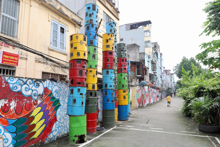 Con duong nghe thuat ven song Hong nhech nhac vi xuong cap