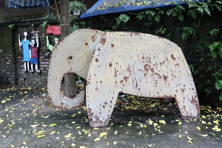 Con duong nghe thuat ven song Hong nhech nhac vi xuong cap-Hinh-8