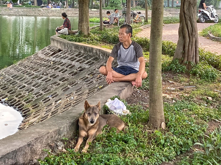 Be trai bi cho can thung bung: Nhan nhan cho tha rong khong ro mom-Hinh-5