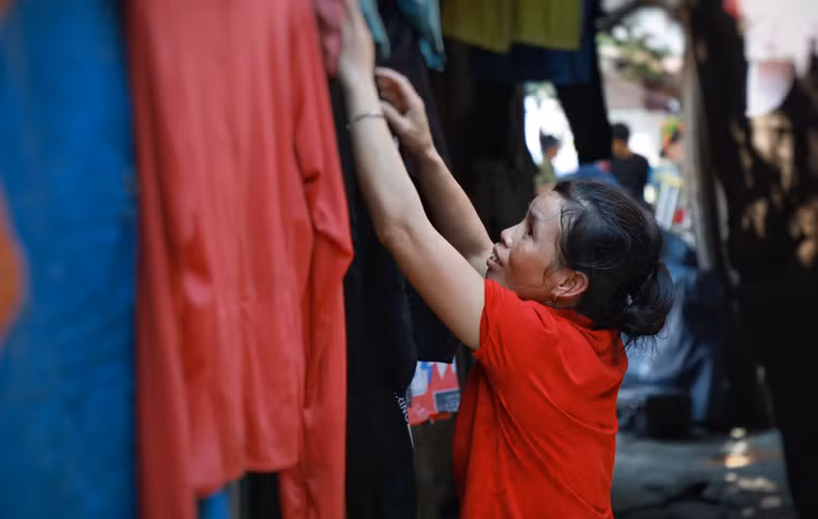 Nguoi lao dong ngheo o chan cau Long Bien mat ngu vi nang nong-Hinh-9