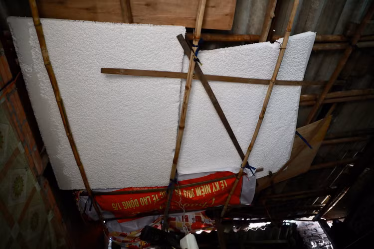 Nguoi lao dong ngheo o chan cau Long Bien mat ngu vi nang nong-Hinh-7