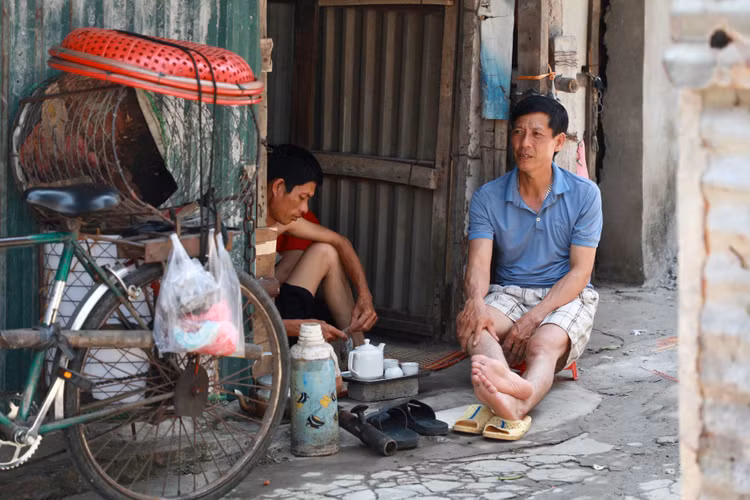 Nguoi lao dong ngheo o chan cau Long Bien mat ngu vi nang nong-Hinh-4