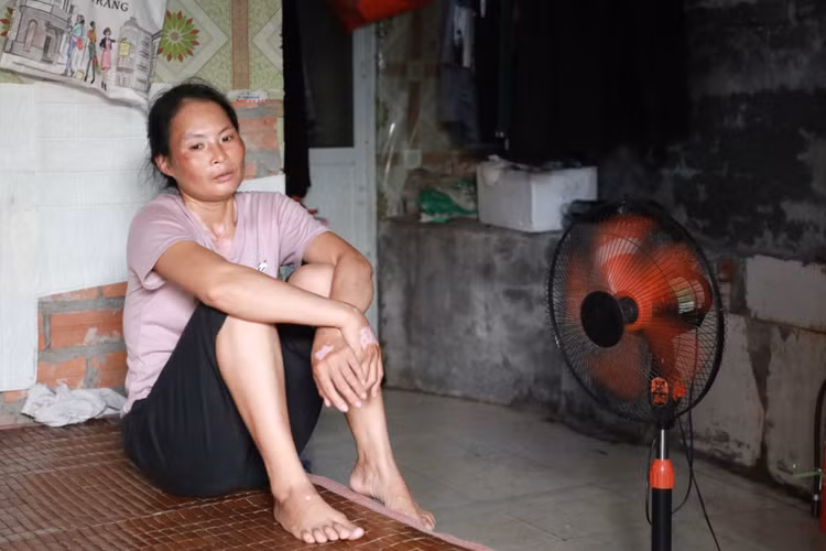 Nguoi lao dong ngheo o chan cau Long Bien mat ngu vi nang nong-Hinh-8