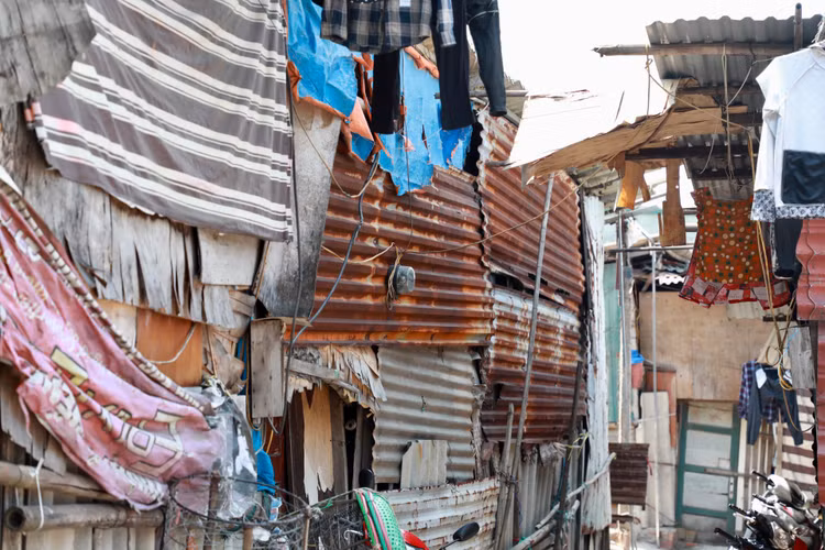 Nguoi lao dong ngheo o chan cau Long Bien mat ngu vi nang nong-Hinh-2