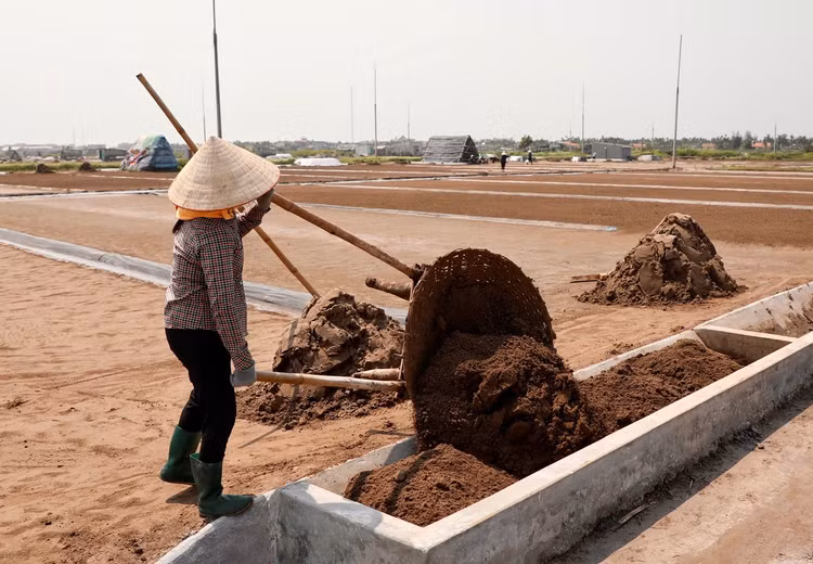 Mặn mòi nghề làm muối ở Bạch Long, Nam Định - Hình 11 Man moi nghe lam muoi o Bach Long, Nam Dinh-Hinh-11
