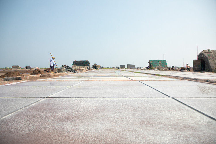 Mặn mòi nghề làm muối ở Bạch Long, Nam Định - Hình 5 Man moi nghe lam muoi o Bach Long, Nam Dinh-Hinh-5