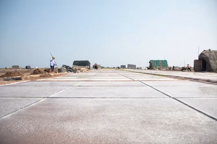 Mặn mòi nghề làm muối ở Bạch Long, Nam Định - Hình 5 Man moi nghe lam muoi o Bach Long, Nam Dinh-Hinh-5