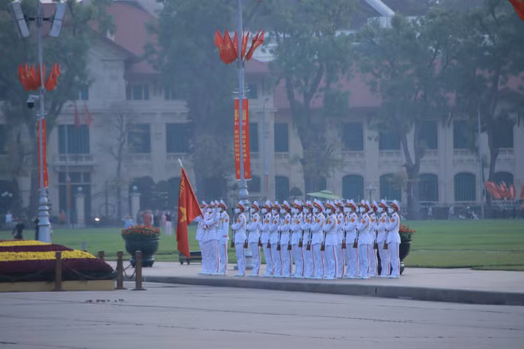 Xuc dong le chao co o Quang truong Ba Dinh nhan ky niem sinh nhat Bac-Hinh-4