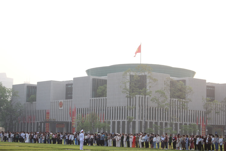 Xuc dong le chao co o Quang truong Ba Dinh nhan ky niem sinh nhat Bac-Hinh-3