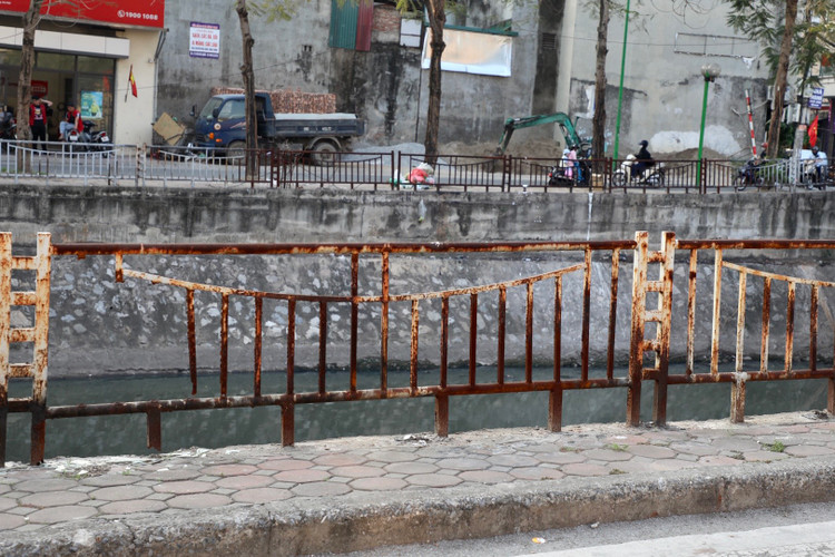 Lan can bao ve nhieu con song tai Ha Noi xuong cap nghiem trong-Hinh-6