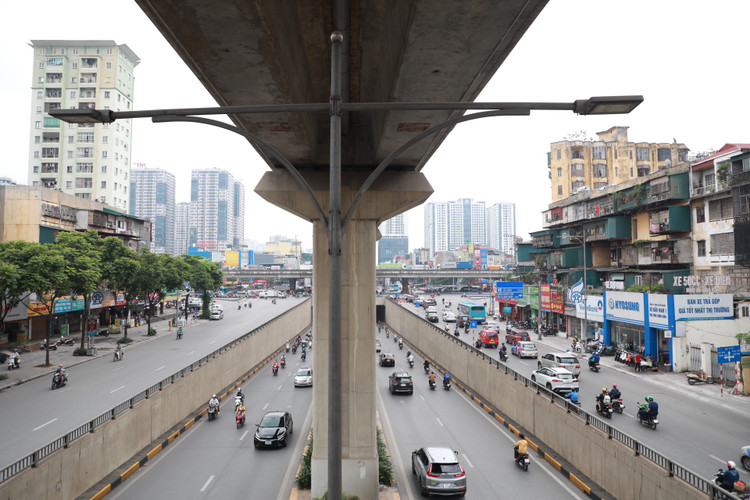 Ha Noi: Toan canh tuyen duong Nguyen Trai sap dung 8 “lo cot“-Hinh-2