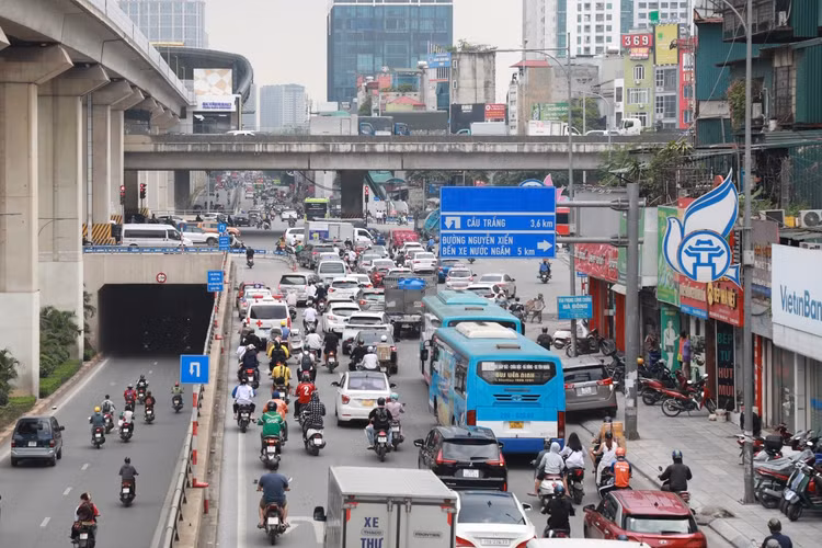 Ha Noi: Toan canh tuyen duong Nguyen Trai sap dung 8 “lo cot“-Hinh-7