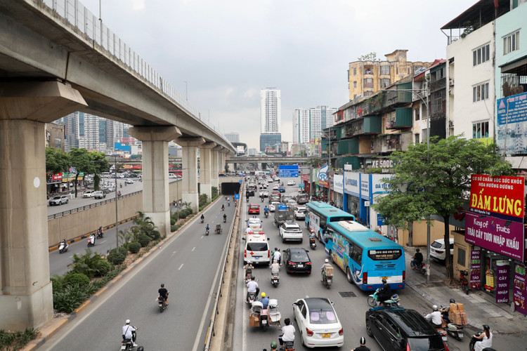 Ha Noi: Toan canh tuyen duong Nguyen Trai sap dung 8 “lo cot“-Hinh-12