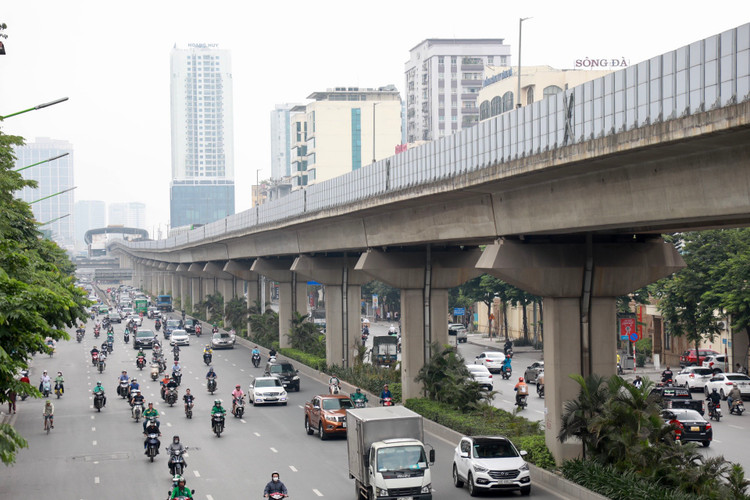 Ha Noi: Toan canh tuyen duong Nguyen Trai sap dung 8 “lo cot“-Hinh-6