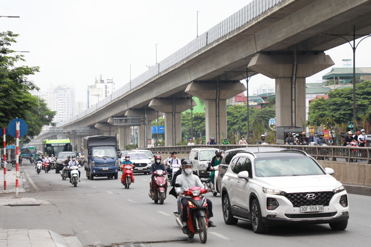 Ha Noi: Toan canh tuyen duong Nguyen Trai sap dung 8 “lo cot“-Hinh-11
