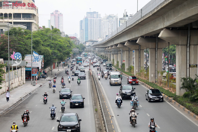 Ha Noi: Toan canh tuyen duong Nguyen Trai sap dung 8 “lo cot“-Hinh-4