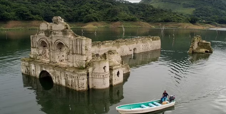 Nha tho 500 nam tuoi bong “hien nguyen hinh” vi ly do khong ngo-Hinh-7