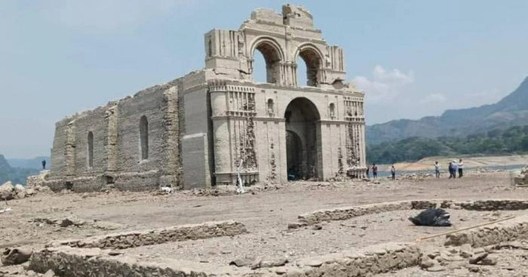 Nha tho 500 nam tuoi bong “hien nguyen hinh” vi ly do khong ngo-Hinh-2