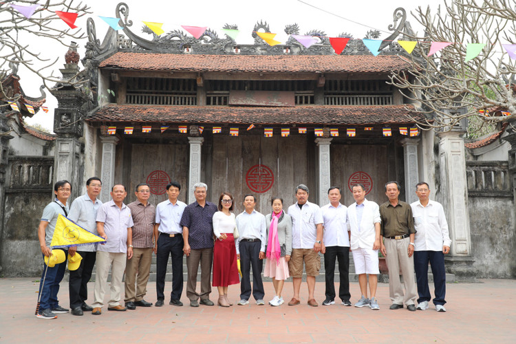 Ve Ha Nam ghe tham ngoi chua gan voi cau 