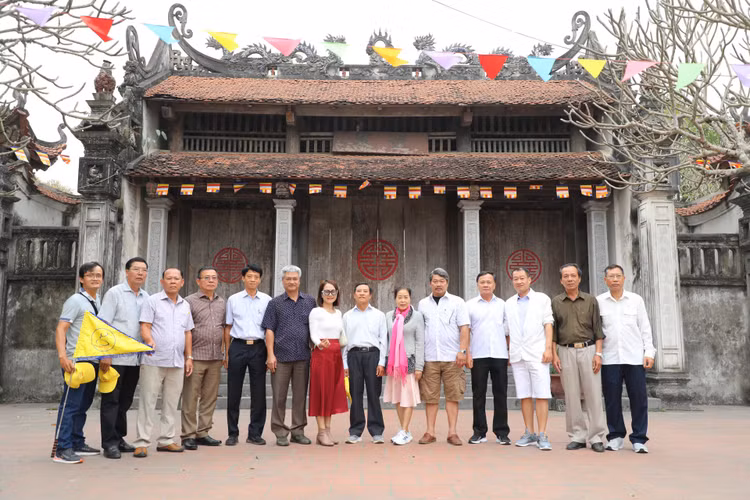 Ve Ha Nam ghe tham ngoi chua gan voi cau 