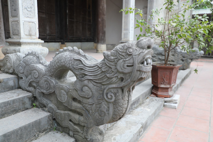 Ve Ha Nam ghe tham ngoi chua gan voi cau 