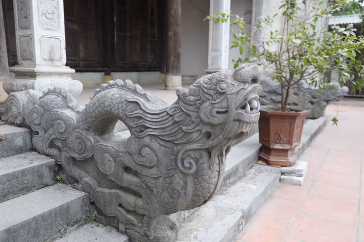 Ve Ha Nam ghe tham ngoi chua gan voi cau 