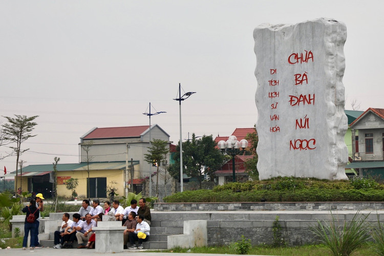 Ve Ha Nam ghe tham ngoi chua gan voi cau 