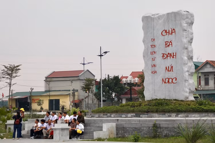 Ve Ha Nam ghe tham ngoi chua gan voi cau 