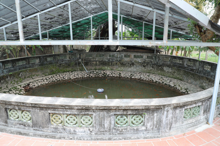 Ve Ha Nam ghe tham ngoi chua gan voi cau 