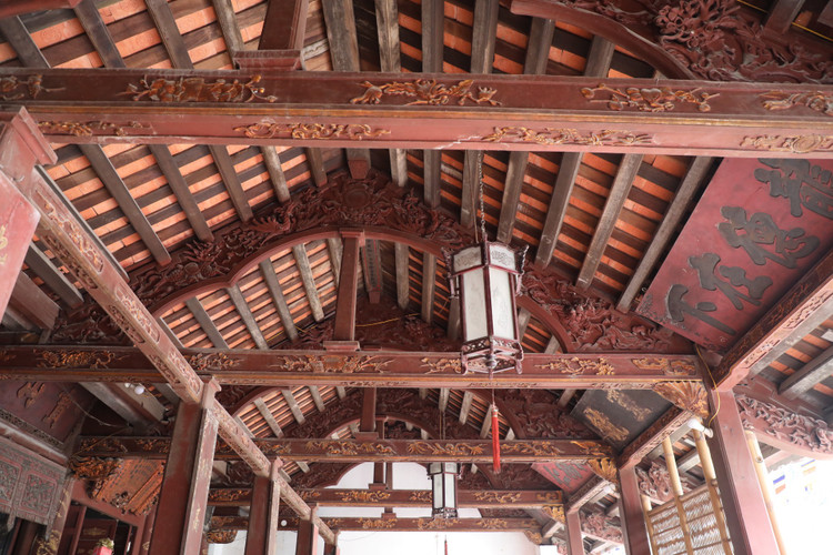 Ve Ha Nam ghe tham ngoi chua gan voi cau 