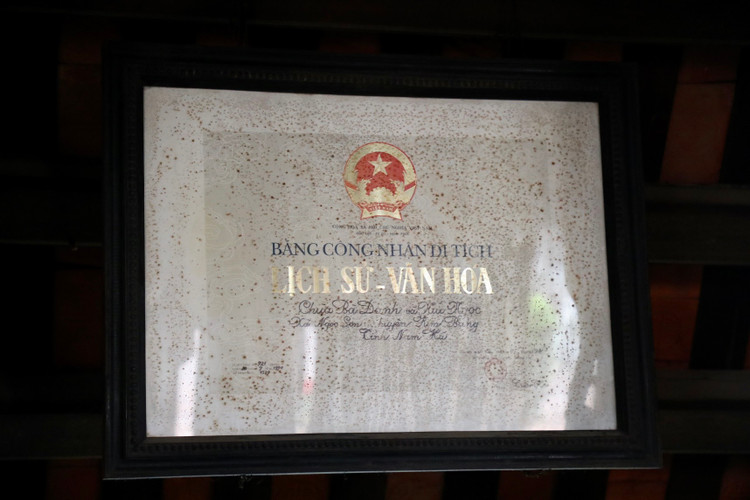 Ve Ha Nam ghe tham ngoi chua gan voi cau 